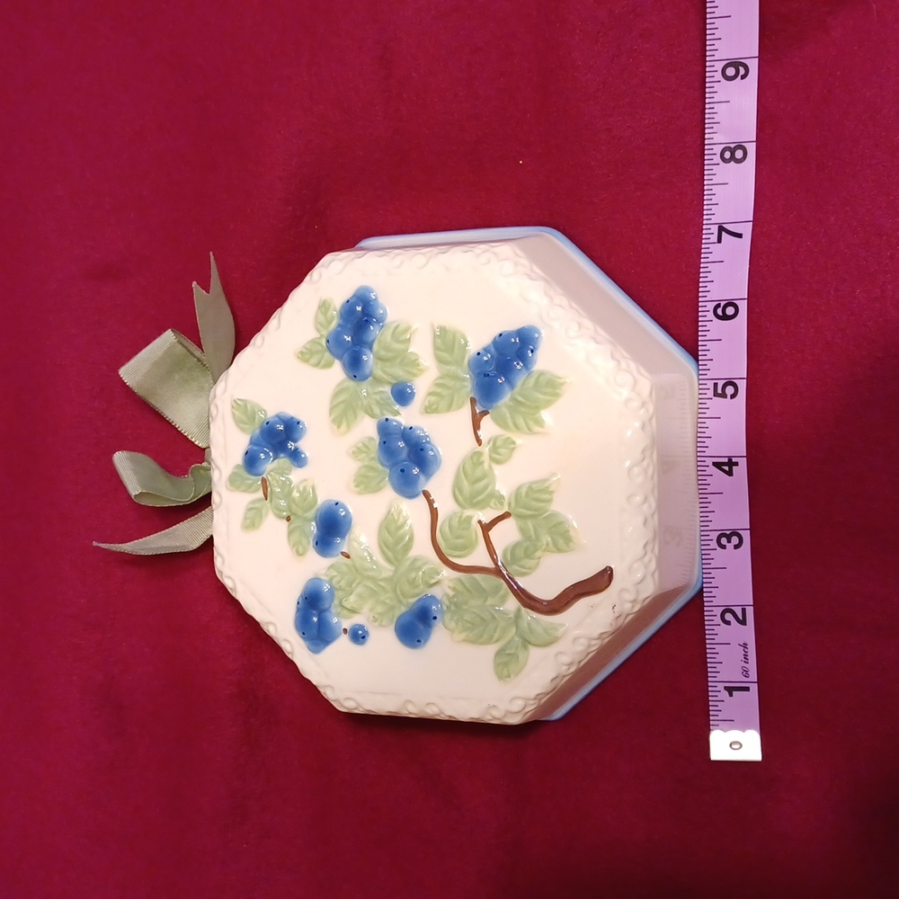Vintage ceramic wall hanging with blueberries and leaves - Picture 5 of 5